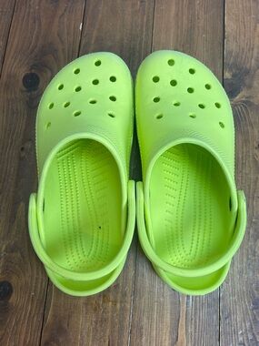 Crocs foam clogs big kids size 4 highlighter yellow